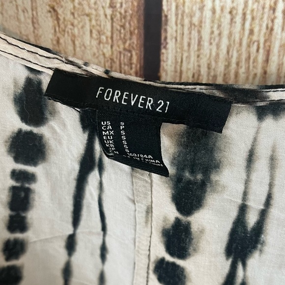 FOREVER 21 TIE DYE FAUX WRAP TOP BLACK & WHITE - Picture 4 of 7